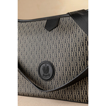 Η Τσάντα με το Απόλυτο Μέγεθος Ιδανικό για Όλες τις Γυναίκες