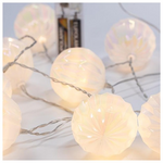 Σειρα, 10 led 5mm, με Λευκες Αναγλυφες Μπαλες, Μπαταριας 2xaa, Διαφανο pvc Καλωδιο, Θερμο Λευκο Led, ανα 15cm, Προεκταση Παροχης 30cm, Ip20