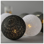 Σειρα, 10 led 5mm, Υφασματινες Μπαλες 6cm, σε Λευκο, Γκρι, Μαυρο, Μπαταριας 2xaa, Timer, Διαφανο pvc Καλωδιο, 10 Θερμα Λευκα Led, ανα 10cm, Προεκταση Παροχης 30cm, Ip20