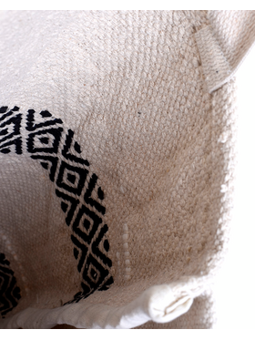 Ble Τσαντα Υφασματινη Εκρου με Μαυρα/λευκα Σχεδια και Κροσσια 40χ10x42/75 (100% Cotton)