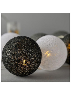 Σειρα, 10 led 5mm, Υφασματινες Μπαλες 6cm, σε Λευκο, Γκρι, Μαυρο, Μπαταριας 2xaa, Timer, Διαφανο pvc Καλωδιο, 10 Θερμα Λευκα Led, ανα 10cm, Προεκταση Παροχης 30cm, Ip20