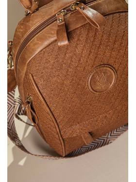 Μεσαίο Backpack με Πολλά Τσεπάκια και υφή Ψάθας